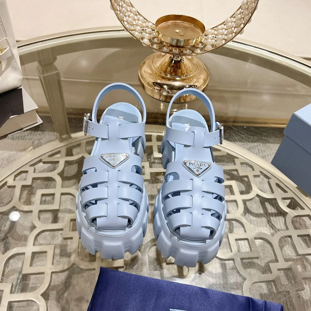 👟👟Ex-factory price 440👟👟 Prada's new spring and summer sawtooth Roman thick-soled rubber sandals, retro, fashionable and avant-garde gear teeth 55mm, thick-soled soles with rubber uppers, making the whole pair of shoes light and comfortable, bright colors, satisfying a variety of choices for fashionable people with different styles! The iconic metal triangle logo is paired with the shape of ancient beach sandals. Every design element is fashionable! Code number 35-40